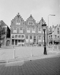 881067 Gezicht op de voorgevels van de panden Loeff Berchmakerstraat 48-50 (Historisch Kostuum Museum) te Utrecht.